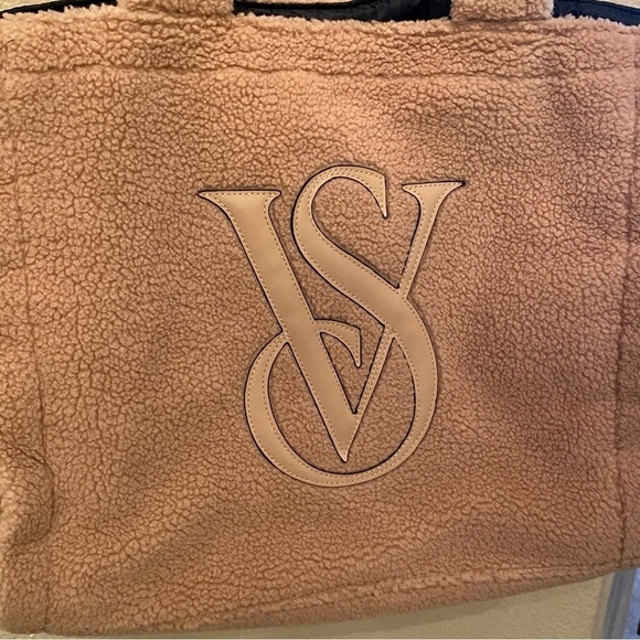 VICTORIA’S SECRET Beige Large Sherpa Plush Tote Bag 6”x12”x14-1/2” - Picture 2 of 7